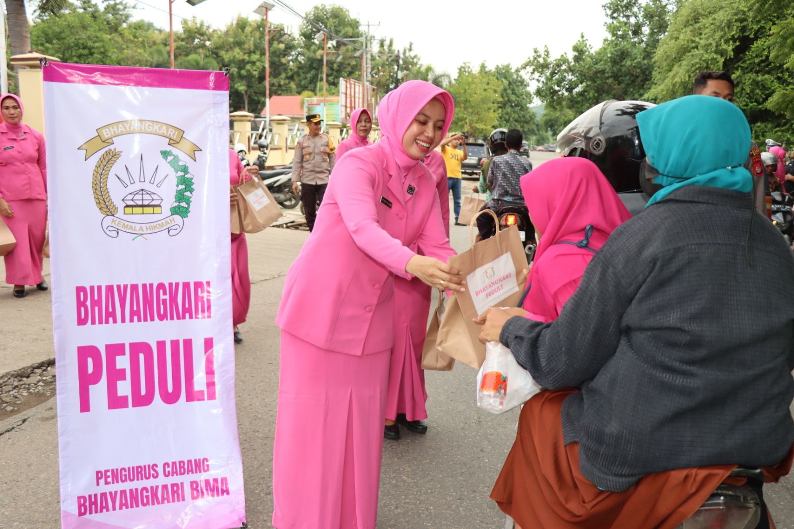 Jelang Berbuka Puasa Ketua Bhayangkari Cabang Bima Bagikan Takjil Kepada Pengguna Jalan