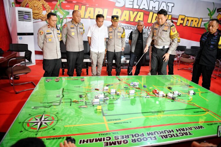 Bey Machmudin Tinjau Posko Lebaran di Simpang Tol Padalarang Bey Machmudin Tinjau Posko Lebaran di Simpang Tol Padalarang