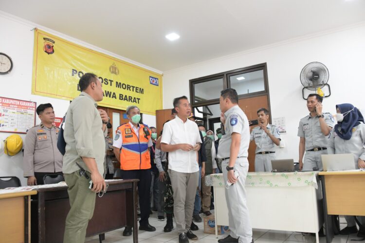 Bey Machmudin Jenguk Korban Kecelakaan Tol Japek di RSUD Karawang