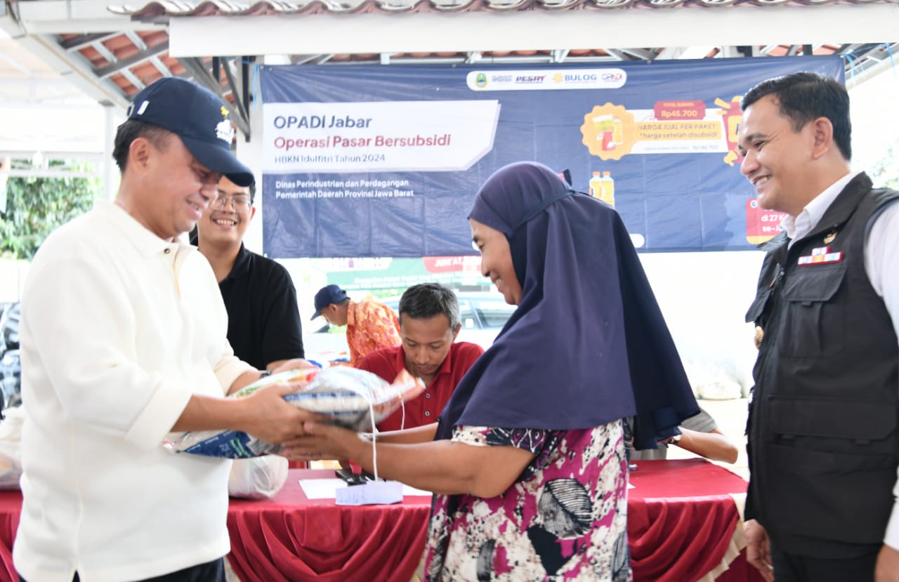 Sekda Herman Suryatman Bagikan Beras OPADI di Majalengka