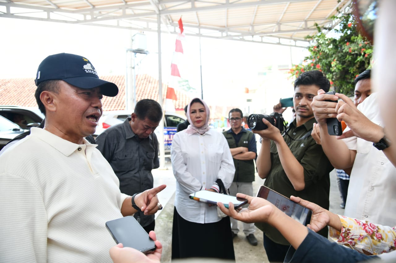 Sekda Herman Suryatman Bagikan Beras OPADI di Majalengka