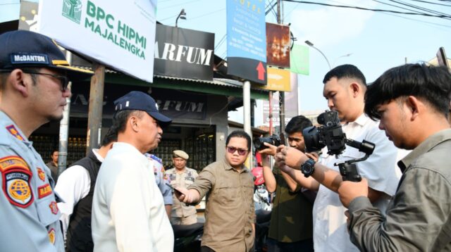 Sekda Herman Suryatman Bagikan Beras OPADI di Majalengka