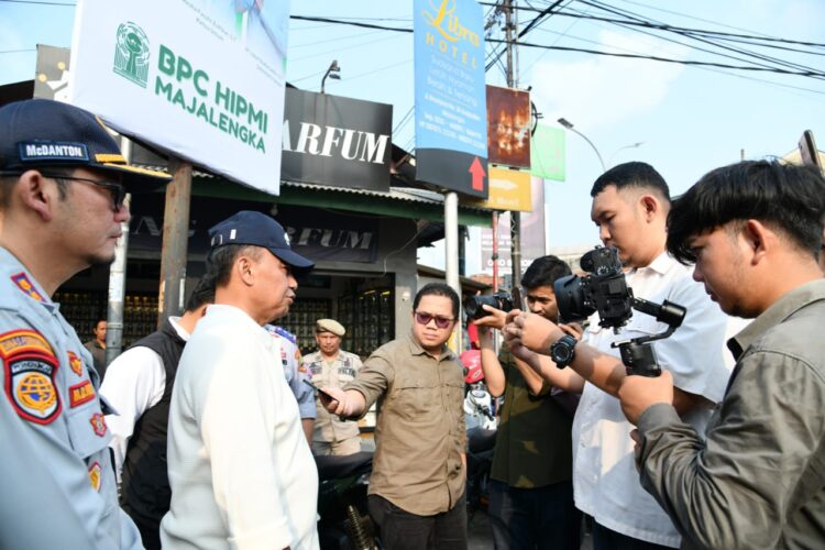 Sekda Herman Suryatman Bagikan Beras OPADI di Majalengka