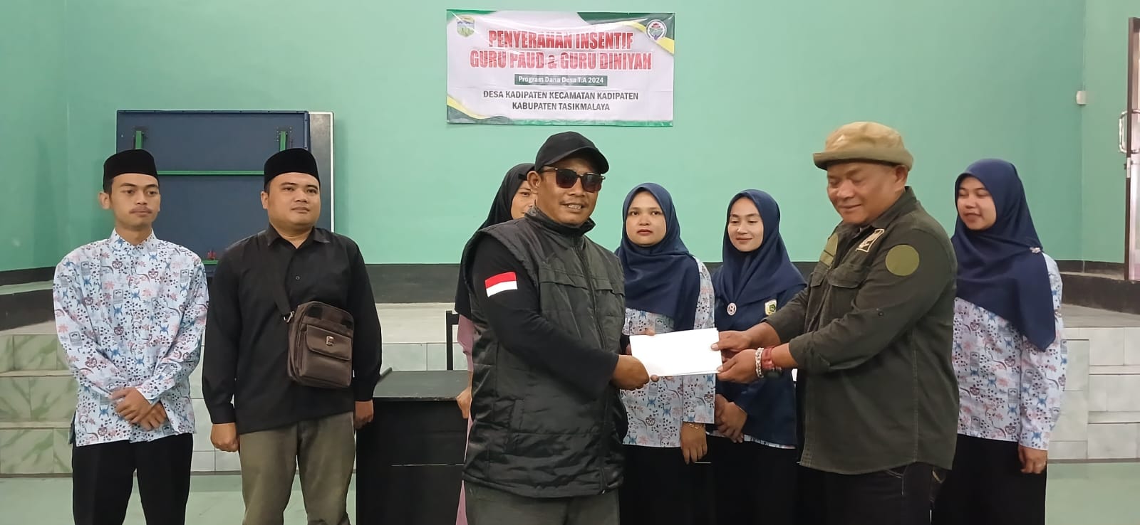Pemdes Kadipaten Menyerahkan Insentif Kepada Guru Paud Dan Guru Diniyah Dari Program DD. TA 2024