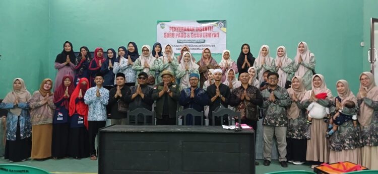 Pemdes Kadipaten Menyerahkan Insentif Kepada Guru Paud Dan Guru Diniyah Dari Program DD. TA 2024