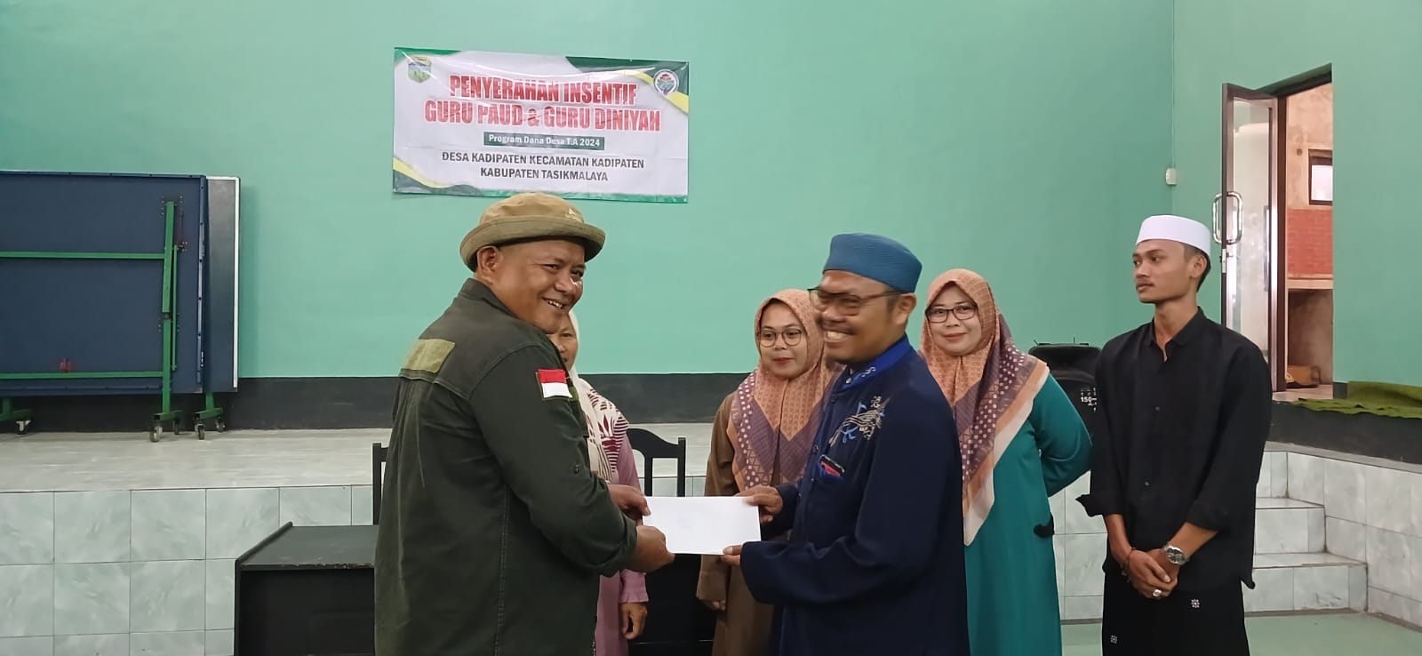 Pemdes Kadipaten Menyerahkan Insentif Kepada Guru Paud Dan Guru Diniyah Dari Program DD. TA 2024