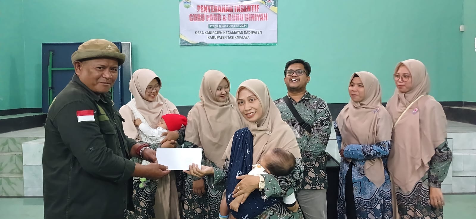 Pemdes Kadipaten Menyerahkan Insentif Kepada Guru Paud Dan Guru Diniyah Dari Program DD. TA 2024