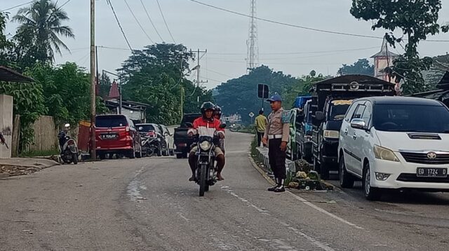 Personel Polsek Katikutana,Brimob 3 Yon C Pelopor Serta Anggota Koramil 03/Ktn Beri Rasa Aman Kepada Umat Muslim Melaksanakan Shalat Idul Fitri 2024