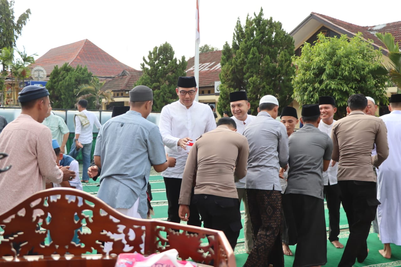 Polres Tanggamus Menggelar Sholat Id di Lapangan MapolresTanggamus - Kapolres Tanggamus AKBP Rinaldo Aser, S.H., S.I.K., M.Si beserta para pejabat utama, Kapolsek jajaran, Anggota, ASN, Bhayangkari dan masyarakat sekitar turut serta dalam pelaksanaan Sholat Id di Lapangan Mapolres Tanggamus, pada Rabu, 10 April 2023Acara Sholat Id ini dipimpin oleh Ustad Akmaludin, yang juga memberikan khutbah kepada para jamaah. Dalam khutbahnya, Ustad Akmaludin menggarisbawahi pentingnya puasa sebagai sarana untuk meningkatkan keimanan dan ketakwaan kepada Allah SWT.Beliau menjelaskan bahwa tujuan utama dari puasa adalah untuk membentuk pribadi yang lebih baik, lebih sabar, dan lebih taat kepada ajaran agama.Selain itu, Ustad Akmaludin juga menekankan pentingnya menjaga hubungan baik dengan sesama umat muslim serta berbagi kebahagiaan dengan sesama, terutama dalam momen yang penuh berkah seperti Hari Raya Idul Fitri ini.Sholat Id di Lapangan Mapolres Tanggamus ini dihadiri oleh sejumlah umat muslim yang memenuhi lapangan. Mereka berkumpul dengan penuh semangat dan kekhusyukan untuk melaksanakan ibadah Sholat Id bersama-sama, serta untuk merayakan kemenangan setelah menjalani ibadah puasa selama sebulan penuh.Kapolres Tanggamus, AKBP Rinaldo Aser menyampaikan rasa syukur atas terlaksananya Sholat Id dengan lancar dan khidmat. Beliau juga mengucapkan selamat Hari Raya Idul Fitri kepada seluruh umat muslim yang hadir, serta mengajak untuk selalu menjaga persatuan dan kesatuan dalam bingkai kebhinekaan.Acara Sholat Id di Lapangan Mapolres Tanggamus berlangsung dengan lancar dan tertib, mencerminkan kekompakan dan kebersamaan umat muslim dalam merayakan hari kemenangan ini.Semangat persaudaraan dan kebersamaan pun terpancar jelas dari senyum-senyum bahagia yang terpancar dari wajah-wajah para jamaah usai menunaikan ibadah Sholat Id.Sholat Id di Lapangan Mapolres Tanggamus menjadi momen yang berkesan bagi umat muslim yang hadir, di mana mereka dapat merayakan kemenangan setelah menjalani ibadah puasa dengan penuh kesabaran dan keikhlasan.Semoga semangat kebersamaan dan persaudaraan ini terus terjaga dan menjadi inspirasi bagi kita semua dalam menjalani kehidupan beragama dan sosial di tengah-tengah masyarakat. (*