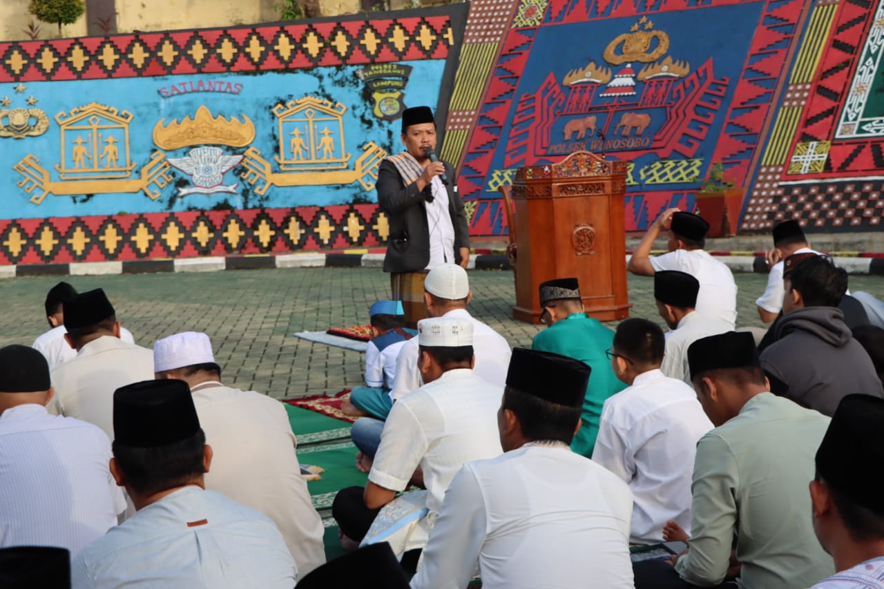 Polres Tanggamus Menggelar Sholat Id di Lapangan MapolresTanggamus - Kapolres Tanggamus AKBP Rinaldo Aser, S.H., S.I.K., M.Si beserta para pejabat utama, Kapolsek jajaran, Anggota, ASN, Bhayangkari dan masyarakat sekitar turut serta dalam pelaksanaan Sholat Id di Lapangan Mapolres Tanggamus, pada Rabu, 10 April 2023Acara Sholat Id ini dipimpin oleh Ustad Akmaludin, yang juga memberikan khutbah kepada para jamaah. Dalam khutbahnya, Ustad Akmaludin menggarisbawahi pentingnya puasa sebagai sarana untuk meningkatkan keimanan dan ketakwaan kepada Allah SWT.Beliau menjelaskan bahwa tujuan utama dari puasa adalah untuk membentuk pribadi yang lebih baik, lebih sabar, dan lebih taat kepada ajaran agama.Selain itu, Ustad Akmaludin juga menekankan pentingnya menjaga hubungan baik dengan sesama umat muslim serta berbagi kebahagiaan dengan sesama, terutama dalam momen yang penuh berkah seperti Hari Raya Idul Fitri ini.Sholat Id di Lapangan Mapolres Tanggamus ini dihadiri oleh sejumlah umat muslim yang memenuhi lapangan. Mereka berkumpul dengan penuh semangat dan kekhusyukan untuk melaksanakan ibadah Sholat Id bersama-sama, serta untuk merayakan kemenangan setelah menjalani ibadah puasa selama sebulan penuh.Kapolres Tanggamus, AKBP Rinaldo Aser menyampaikan rasa syukur atas terlaksananya Sholat Id dengan lancar dan khidmat. Beliau juga mengucapkan selamat Hari Raya Idul Fitri kepada seluruh umat muslim yang hadir, serta mengajak untuk selalu menjaga persatuan dan kesatuan dalam bingkai kebhinekaan.Acara Sholat Id di Lapangan Mapolres Tanggamus berlangsung dengan lancar dan tertib, mencerminkan kekompakan dan kebersamaan umat muslim dalam merayakan hari kemenangan ini.Semangat persaudaraan dan kebersamaan pun terpancar jelas dari senyum-senyum bahagia yang terpancar dari wajah-wajah para jamaah usai menunaikan ibadah Sholat Id.Sholat Id di Lapangan Mapolres Tanggamus menjadi momen yang berkesan bagi umat muslim yang hadir, di mana mereka dapat merayakan kemenangan setelah menjalani ibadah puasa dengan penuh kesabaran dan keikhlasan.Semoga semangat kebersamaan dan persaudaraan ini terus terjaga dan menjadi inspirasi bagi kita semua dalam menjalani kehidupan beragama dan sosial di tengah-tengah masyarakat. (*