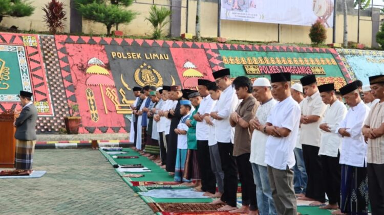 Polres Tanggamus Menggelar Sholat Id di Lapangan Mapolres Tanggamus - Kapolres Tanggamus AKBP Rinaldo Aser, S.H., S.I.K., M.Si beserta para pejabat utama, Kapolsek jajaran, Anggota, ASN, Bhayangkari dan masyarakat sekitar turut serta dalam pelaksanaan Sholat Id di Lapangan Mapolres Tanggamus, pada Rabu, 10 April 2023 Acara Sholat Id ini dipimpin oleh Ustad Akmaludin, yang juga memberikan khutbah kepada para jamaah. Dalam khutbahnya, Ustad Akmaludin menggarisbawahi pentingnya puasa sebagai sarana untuk meningkatkan keimanan dan ketakwaan kepada Allah SWT. Beliau menjelaskan bahwa tujuan utama dari puasa adalah untuk membentuk pribadi yang lebih baik, lebih sabar, dan lebih taat kepada ajaran agama. Selain itu, Ustad Akmaludin juga menekankan pentingnya menjaga hubungan baik dengan sesama umat muslim serta berbagi kebahagiaan dengan sesama, terutama dalam momen yang penuh berkah seperti Hari Raya Idul Fitri ini. Sholat Id di Lapangan Mapolres Tanggamus ini dihadiri oleh sejumlah umat muslim yang memenuhi lapangan. Mereka berkumpul dengan penuh semangat dan kekhusyukan untuk melaksanakan ibadah Sholat Id bersama-sama, serta untuk merayakan kemenangan setelah menjalani ibadah puasa selama sebulan penuh. Kapolres Tanggamus, AKBP Rinaldo Aser menyampaikan rasa syukur atas terlaksananya Sholat Id dengan lancar dan khidmat. Beliau juga mengucapkan selamat Hari Raya Idul Fitri kepada seluruh umat muslim yang hadir, serta mengajak untuk selalu menjaga persatuan dan kesatuan dalam bingkai kebhinekaan. Acara Sholat Id di Lapangan Mapolres Tanggamus berlangsung dengan lancar dan tertib, mencerminkan kekompakan dan kebersamaan umat muslim dalam merayakan hari kemenangan ini. Semangat persaudaraan dan kebersamaan pun terpancar jelas dari senyum-senyum bahagia yang terpancar dari wajah-wajah para jamaah usai menunaikan ibadah Sholat Id. Sholat Id di Lapangan Mapolres Tanggamus menjadi momen yang berkesan bagi umat muslim yang hadir, di mana mereka dapat merayakan kemenangan setelah menjalani ibadah puasa dengan penuh kesabaran dan keikhlasan. Semoga semangat kebersamaan dan persaudaraan ini terus terjaga dan menjadi inspirasi bagi kita semua dalam menjalani kehidupan beragama dan sosial di tengah-tengah masyarakat. (* Polres Tanggamus Menggelar Sholat Id di Lapangan Mapolres Tanggamus - Kapolres Tanggamus AKBP Rinaldo Aser, S.H., S.I.K., M.Si beserta para pejabat utama, Kapolsek jajaran, Anggota, ASN, Bhayangkari dan masyarakat sekitar turut serta dalam pelaksanaan Sholat Id di Lapangan Mapolres Tanggamus, pada Rabu, 10 April 2023 Acara Sholat Id ini dipimpin oleh Ustad Akmaludin, yang juga memberikan khutbah kepada para jamaah. Dalam khutbahnya, Ustad Akmaludin menggarisbawahi pentingnya puasa sebagai sarana untuk meningkatkan keimanan dan ketakwaan kepada Allah SWT. Beliau menjelaskan bahwa tujuan utama dari puasa adalah untuk membentuk pribadi yang lebih baik, lebih sabar, dan lebih taat kepada ajaran agama. Selain itu, Ustad Akmaludin juga menekankan pentingnya menjaga hubungan baik dengan sesama umat muslim serta berbagi kebahagiaan dengan sesama, terutama dalam momen yang penuh berkah seperti Hari Raya Idul Fitri ini. Sholat Id di Lapangan Mapolres Tanggamus ini dihadiri oleh sejumlah umat muslim yang memenuhi lapangan. Mereka berkumpul dengan penuh semangat dan kekhusyukan untuk melaksanakan ibadah Sholat Id bersama-sama, serta untuk merayakan kemenangan setelah menjalani ibadah puasa selama sebulan penuh. Kapolres Tanggamus, AKBP Rinaldo Aser menyampaikan rasa syukur atas terlaksananya Sholat Id dengan lancar dan khidmat. Beliau juga mengucapkan selamat Hari Raya Idul Fitri kepada seluruh umat muslim yang hadir, serta mengajak untuk selalu menjaga persatuan dan kesatuan dalam bingkai kebhinekaan. Acara Sholat Id di Lapangan Mapolres Tanggamus berlangsung dengan lancar dan tertib, mencerminkan kekompakan dan kebersamaan umat muslim dalam merayakan hari kemenangan ini. Semangat persaudaraan dan kebersamaan pun terpancar jelas dari senyum-senyum bahagia yang terpancar dari wajah-wajah para jamaah usai menunaikan ibadah Sholat Id. Sholat Id di Lapangan Mapolres Tanggamus menjadi momen yang berkesan bagi umat muslim yang hadir, di mana mereka dapat merayakan kemenangan setelah menjalani ibadah puasa dengan penuh kesabaran dan keikhlasan. Semoga semangat kebersamaan dan persaudaraan ini terus terjaga dan menjadi inspirasi bagi kita semua dalam menjalani kehidupan beragama dan sosial di tengah-tengah masyarakat. (*
