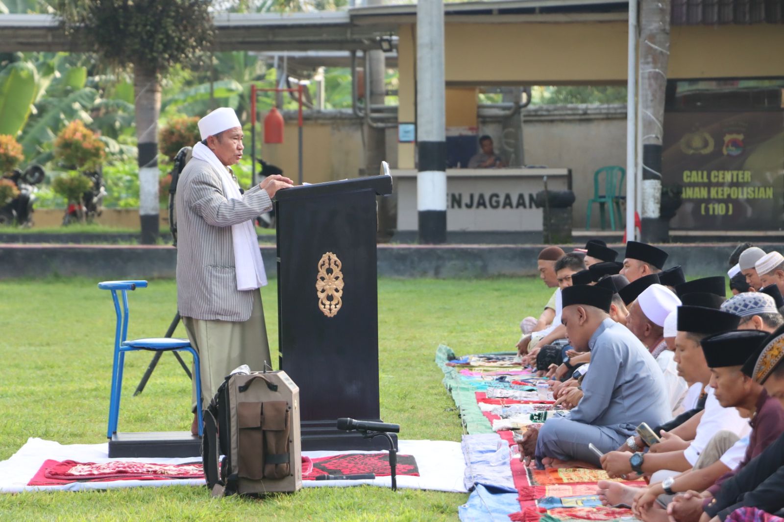 Kapolres Bima AKBP Eko Sutomo SIK., MIK., Sholat Idul Fitri 1 Syawal 1445 H Bersama Masyarakat di Lapangan Apel Mapolres Bima