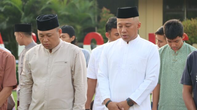 Kapolres Bima AKBP Eko Sutomo SIK., MIK., Sholat Idul Fitri 1 Syawal 1445 H Bersama Masyarakat di Lapangan Apel Mapolres Bima