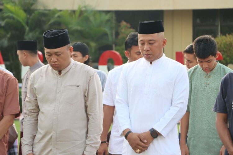 Kapolres Bima AKBP Eko Sutomo SIK., MIK., Sholat Idul Fitri 1 Syawal 1445 H Bersama Masyarakat di Lapangan Apel Mapolres Bima