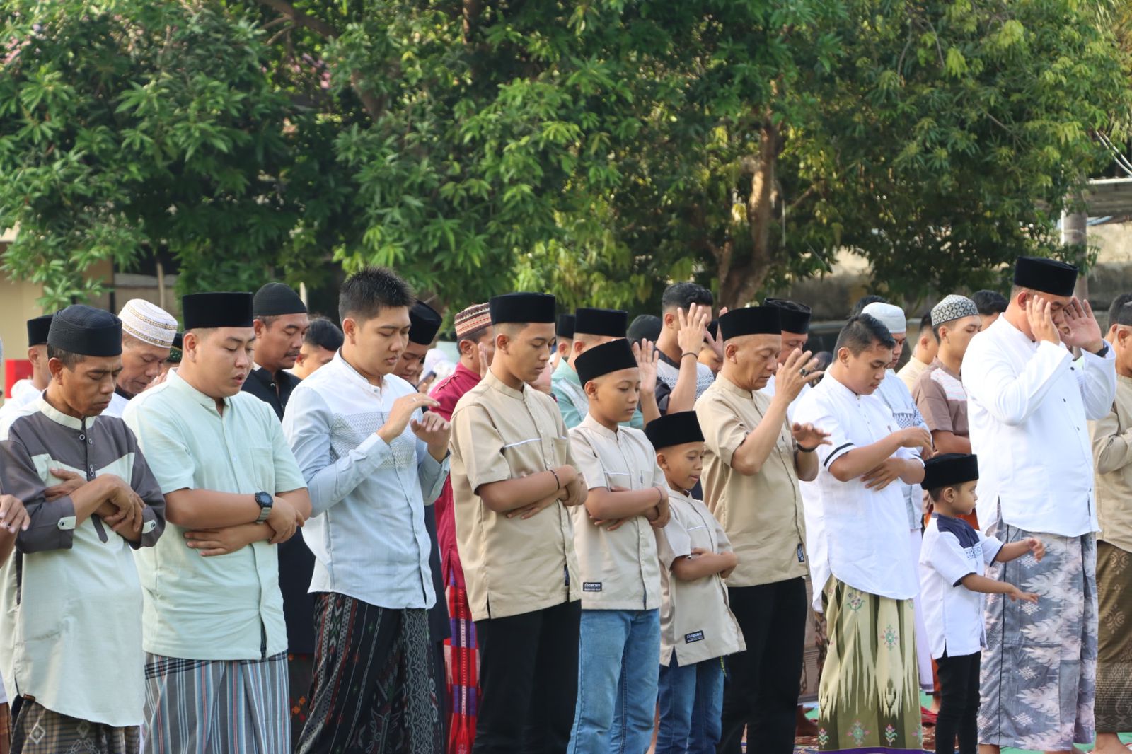 Kapolres Bima AKBP Eko Sutomo SIK., MIK., Sholat Idul Fitri 1 Syawal 1445 H Bersama Masyarakat di Lapangan Apel Mapolres Bima