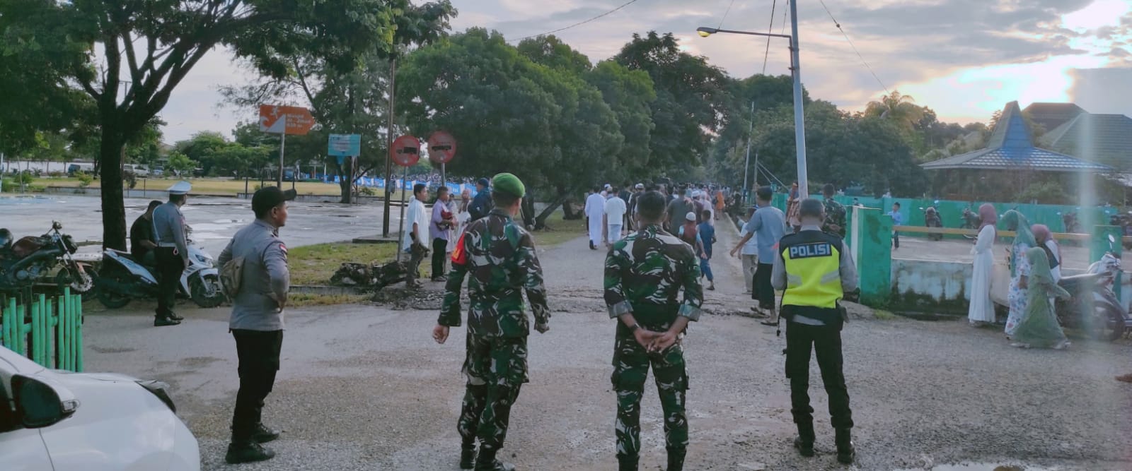 Sinergitas TNI-POLRI Dalam Mengamankan Solat Idul Fitri Di Kota Waingapu.

SERGAP.CO.ID

SUMBA TIMUR,||Sinergitas TNI - POLRI diwilayah Kabupaten Sumba Timur kali ini terlihat saat melaksanakan pengamanan Solat Idul Fitri yang berlangsung dilapangan Pahlawan, Kelurahan Hambala,Kecamatan Kota Waingapu, Kabupaten Sumba Timur. Rabu (10-04-2024).

Beberapa Personil TNI-POLRI dari Kodim 1601/Sumba Timur maupun Polres Sumba Timur terlihat sangat antusias dalam mengatur lalu lintas kendaraan maupun jamaah yang akan melaksanakan Ibadah Sholat Idul Fitri.

Dandim 1601/Sumba Timur melalui Pasi Intel Kapten Inf Christian Nataly  mengatakan,Kegiatan pengamanan ini adalah kegiatan yang wajib dilaksanakan
guna memberikan kenyamanan bagi umat muslim yang sedang melaksanakan Ibadah, agar Ibadah tersebut berjalan dengan Khusuk dan lancar.

Pasi Intel menambahkan bahwa tujuan kegiatan Pengamanan Sholat Idul Fitri 1 Syawal 1445 H  tersebut, agar Masyarakat menjalankan Sholat Idul Fitri terasa aman dan tenang dan  sekaligus untuk memperat hubungan  silaturahmi TNI dengan Masyarakat, dengan mempererat kedekatan antara Anggota Kodim dengan warga binaan.

Selain memberikan kenyamanan, pengamanan tersebut sudah menjadi tugas dan tanggung jawab TNI-POLRI dalam memberikan perlindungan disetiap  warga Negara,"tuturnya.

(MSS**)