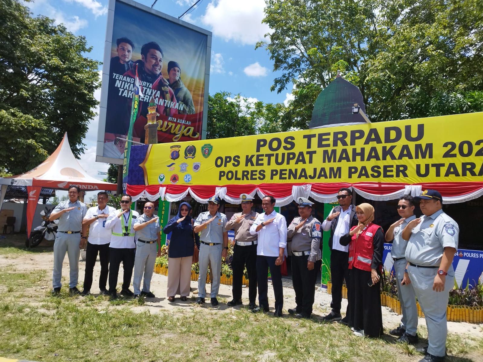 Kepala Jasa Raharja Cabang Kalimantan Timur Kunjungi Pos Terpadu Operasi Ketupat Mahakam 2024 Di Pelabuhan Ferry Penajam