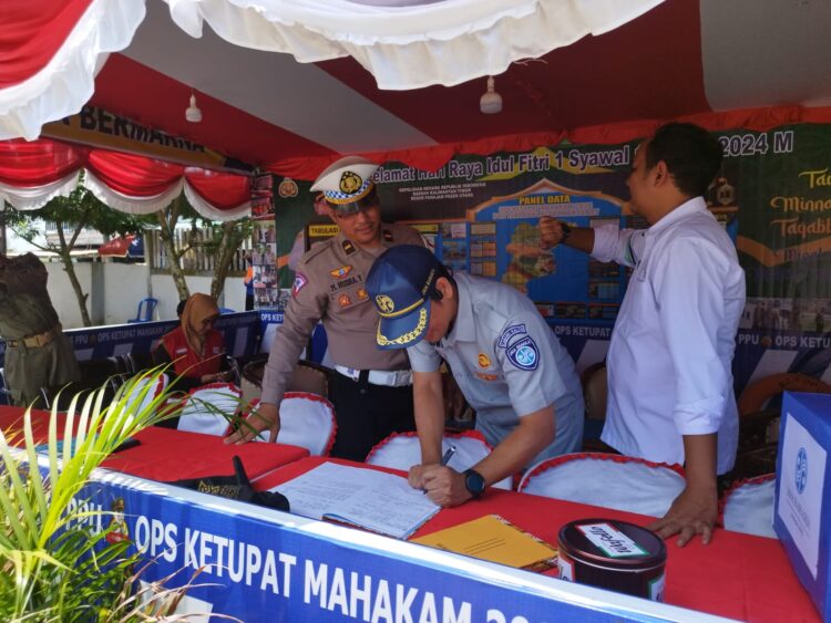 Kepala Jasa Raharja Cabang Kalimantan Timur Kunjungi Pos Terpadu Operasi Ketupat Mahakam 2024 Di Pelabuhan Ferry Penajam