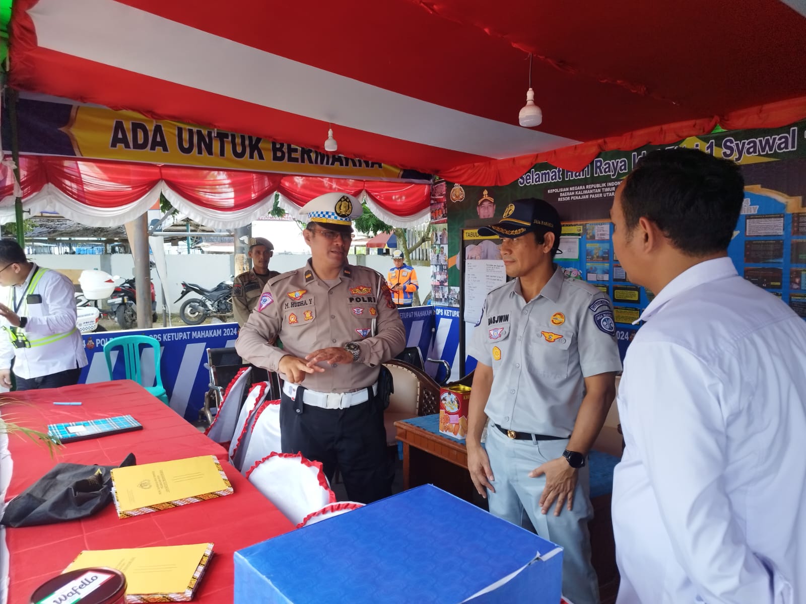 Kepala Jasa Raharja Cabang Kalimantan Timur Kunjungi Pos Terpadu Operasi Ketupat Mahakam 2024 Di Pelabuhan Ferry Penajam