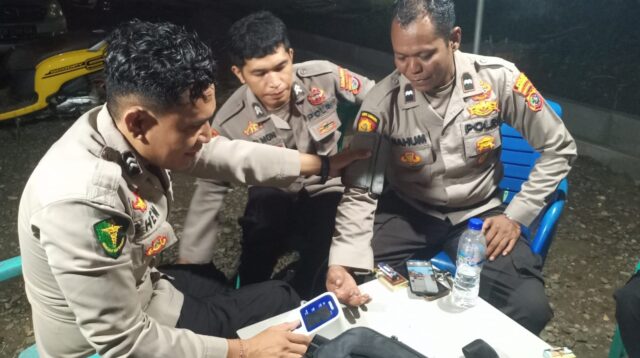 Operasi Ketupat, Sidokkes Polres Mabar Berikan Pelayanan Kesehatan Bagi Petugas Maupun Masyarakat