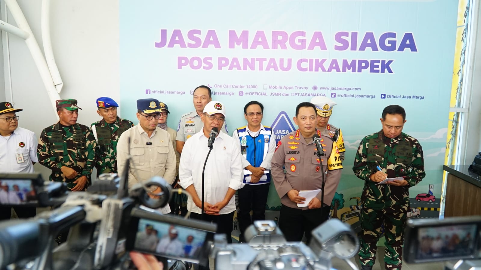Puncak Arus Balik, Kapolri Berserta Menko PMK Tinjau Kesiapan Pengamanan Arus Balik Lebaran 2024