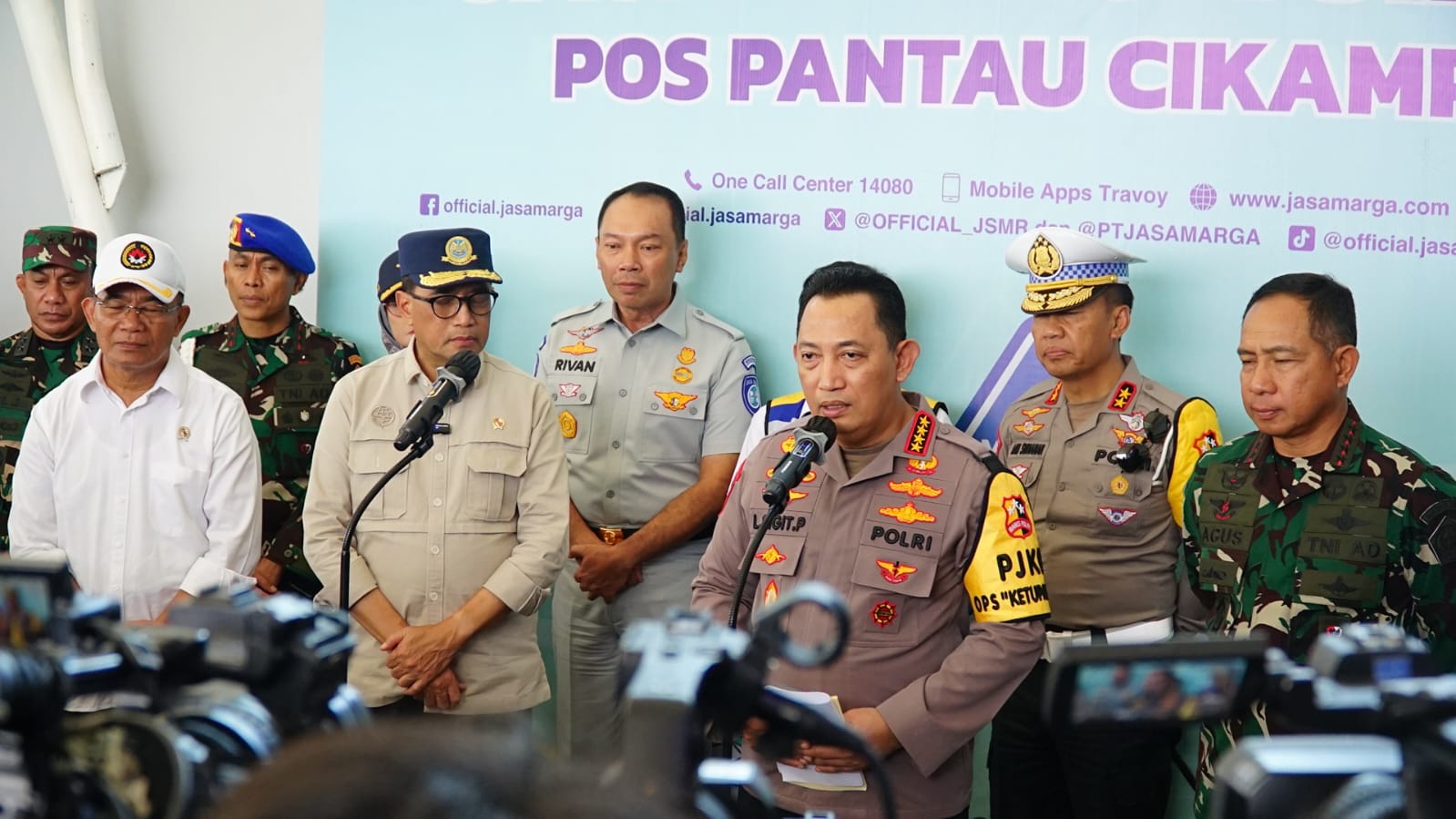 Puncak Arus Balik, Kapolri Berserta Menko PMK Tinjau Kesiapan Pengamanan Arus Balik Lebaran 2024