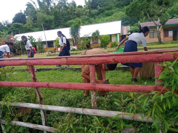 Libur Idul Fitri 1445 H/2024, Kepsek Beserta Guru SD-SMPN Satap Waikajanga Kerja Bakti di Hari Pertama Masuk Sekolah