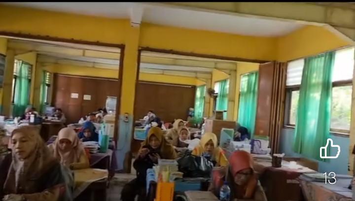 Kebersamaan Warga SMP Negeri 4 Kotabaru Karawang Melalui Makan Bersama yang Berkesan