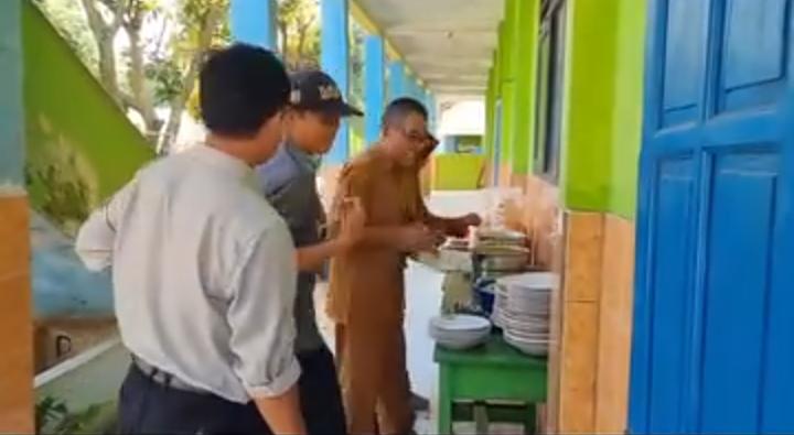 Kebersamaan Warga SMP Negeri 4 Kotabaru Karawang Melalui Makan Bersama yang Berkesan