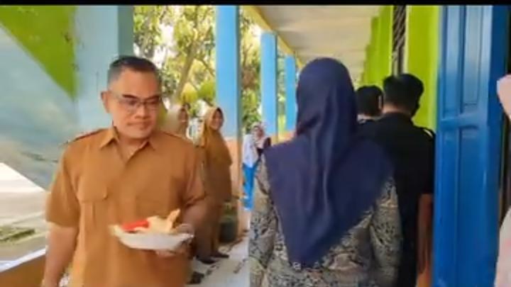 Kebersamaan Warga SMP Negeri 4 Kotabaru Karawang Melalui Makan Bersama yang Berkesan