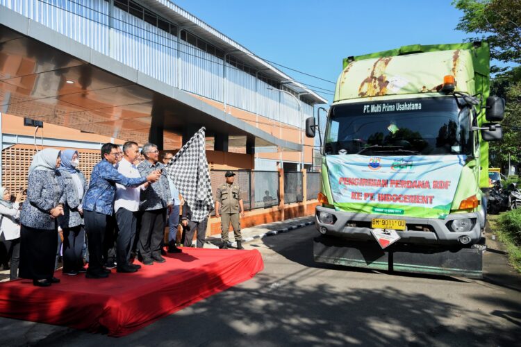 Hari Bumi Sedunia Bey Machmudin Kawal Pengiriman 16 Ton RDF ke Pabrik Semen