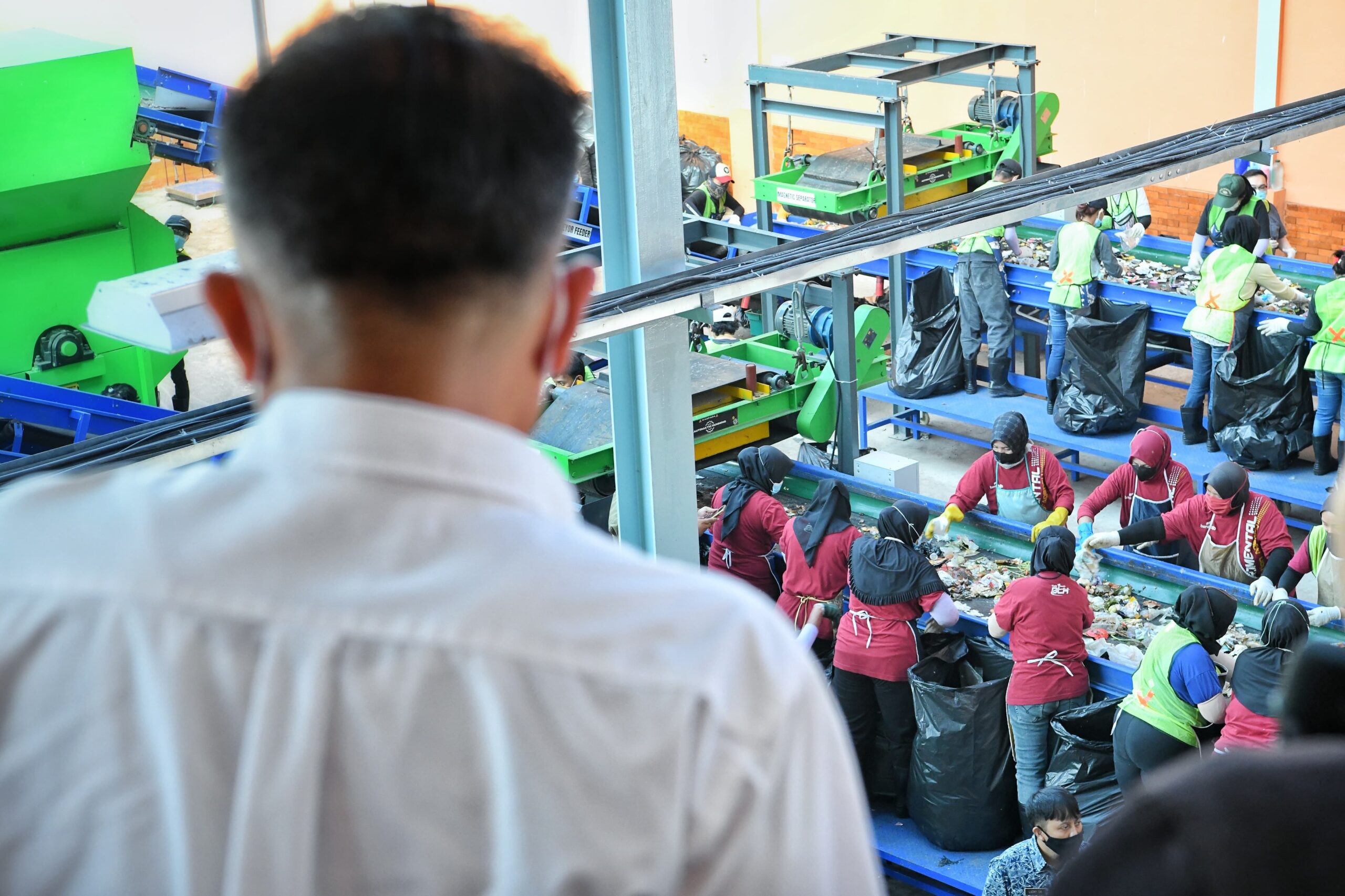 Hari Bumi Sedunia Bey Machmudin Kawal Pengiriman 16 Ton RDF ke Pabrik Semen