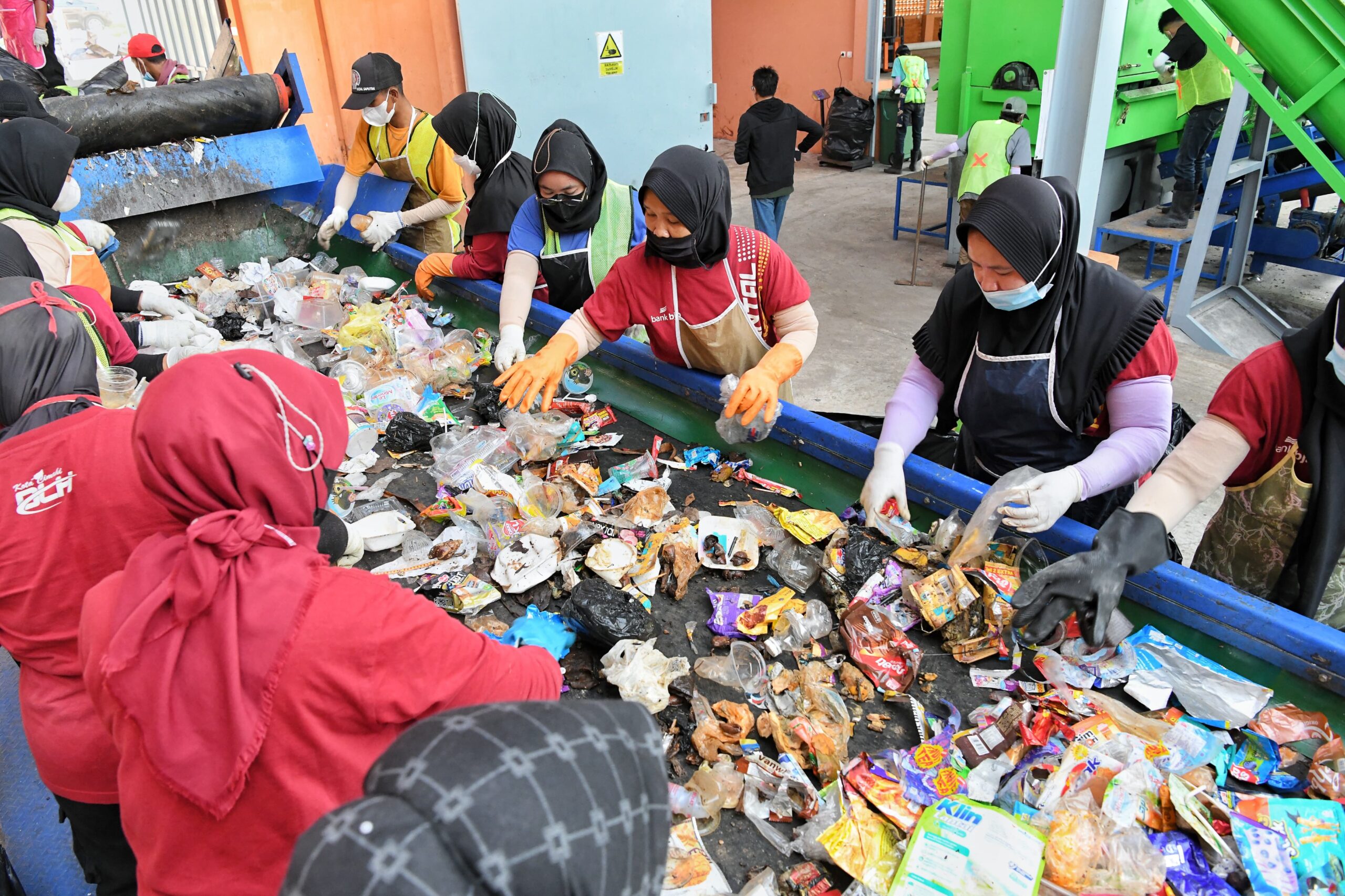 Hari Bumi Sedunia Bey Machmudin Kawal Pengiriman 16 Ton RDF ke Pabrik Semen