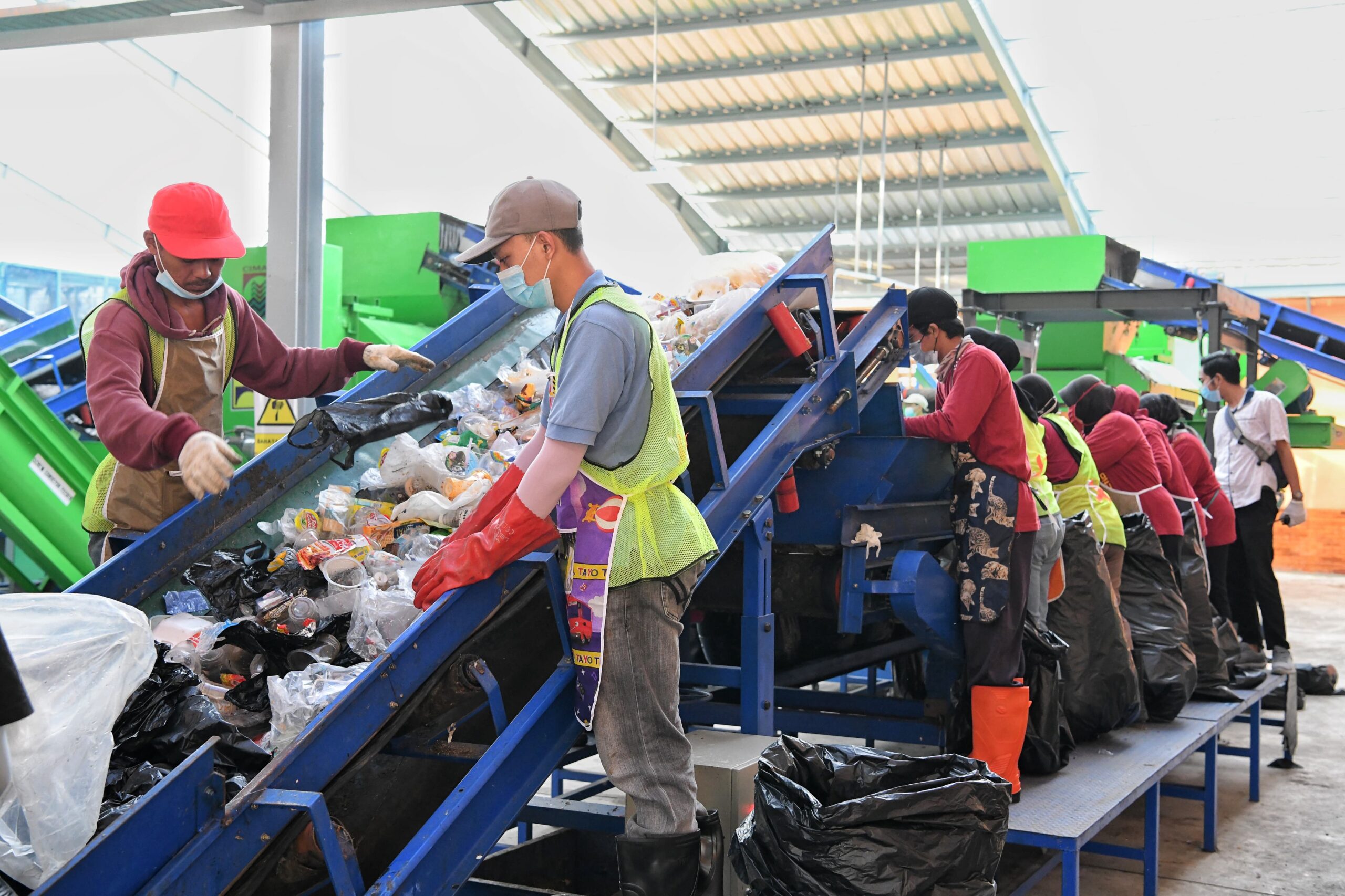 Hari Bumi Sedunia Bey Machmudin Kawal Pengiriman 16 Ton RDF ke Pabrik Semen