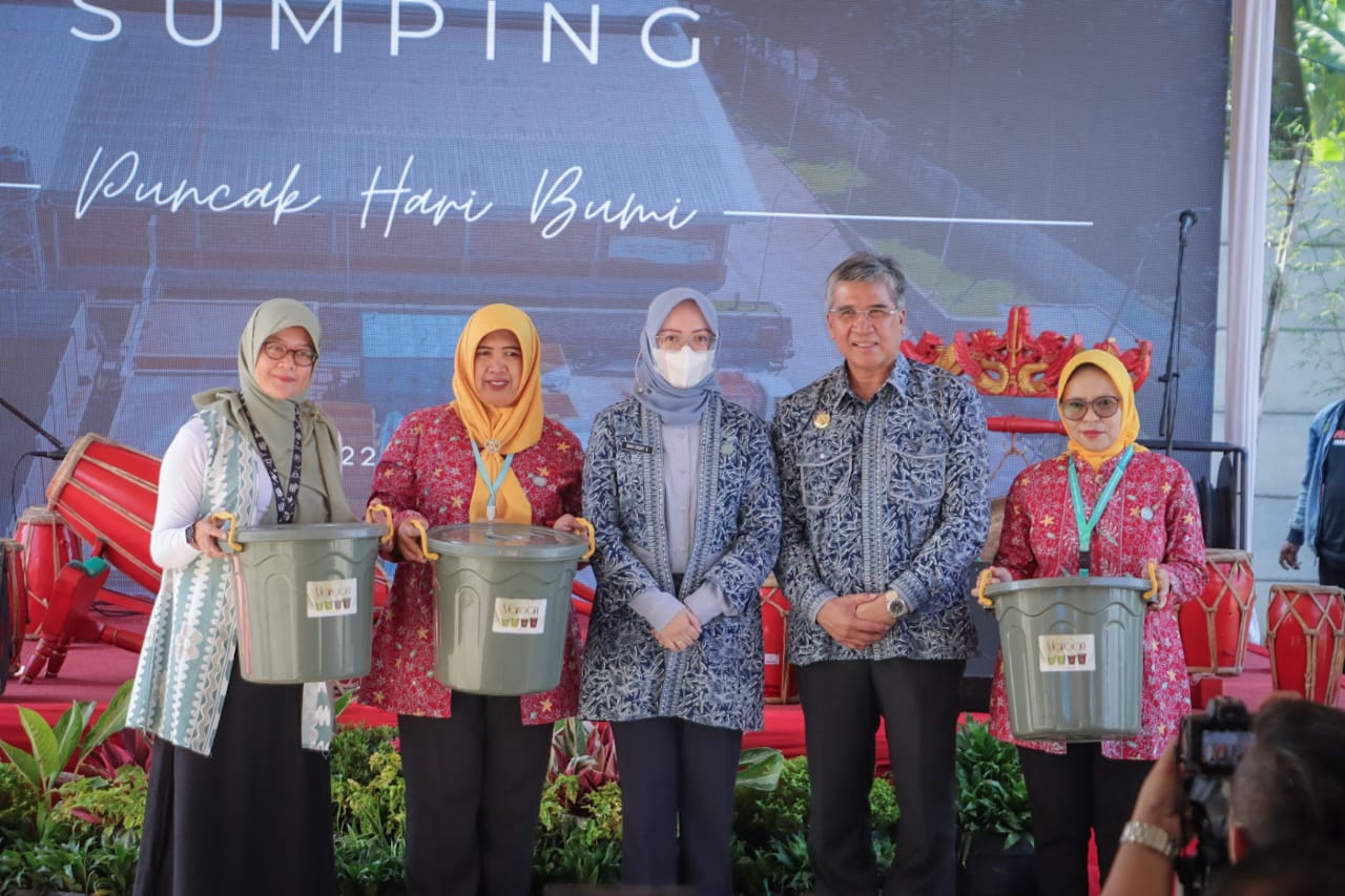 Pengiriman Perdana RDF TPST Santiong Sebagai Hadiah Peringatan Hari Bumi Kota Cimahi