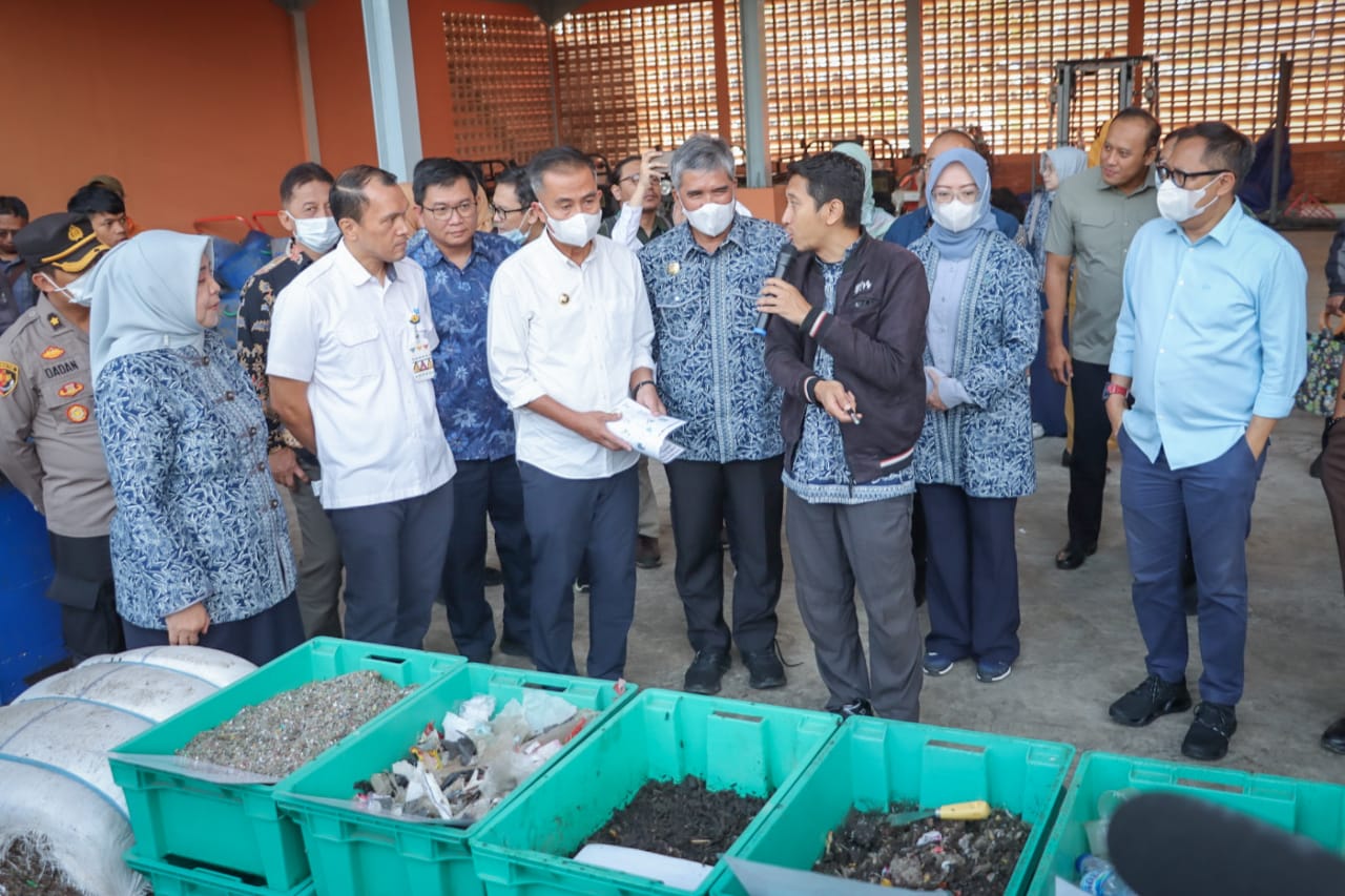 Pengiriman Perdana RDF TPST Santiong Sebagai Hadiah Peringatan Hari Bumi Kota Cimahi