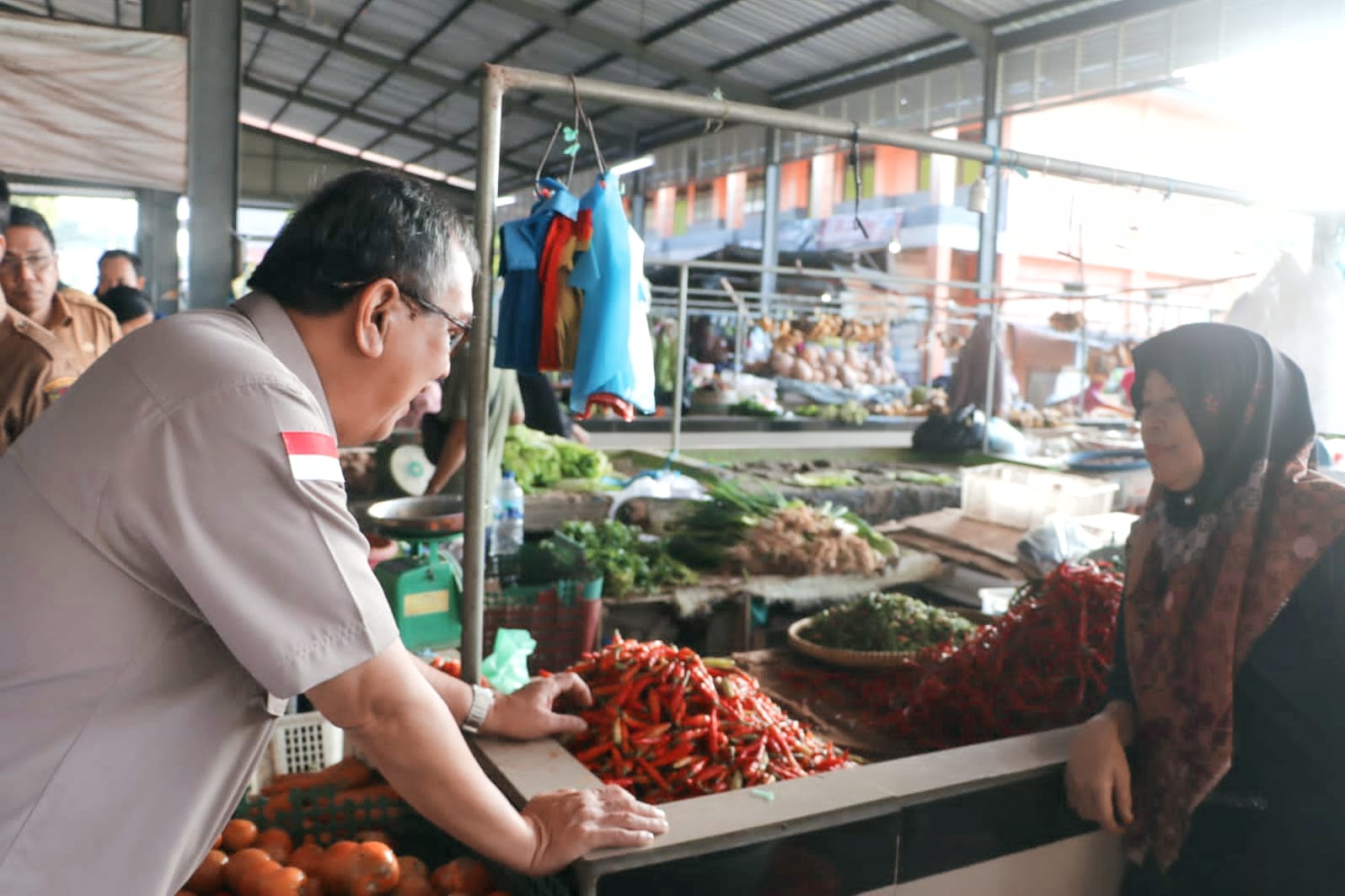 Cegah Inflasi Pasca Lebaran, Pj. Bupati Subsidi Harga Bawang Merah dan Ikan