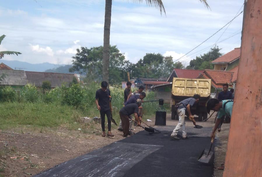 Dadan Burhanudin Kepala Desa Periangan Jaya Kecamatan Sukalarang Memberikan Kenyamanan dan Keindahan Untuk Warga dan Lingkungannya