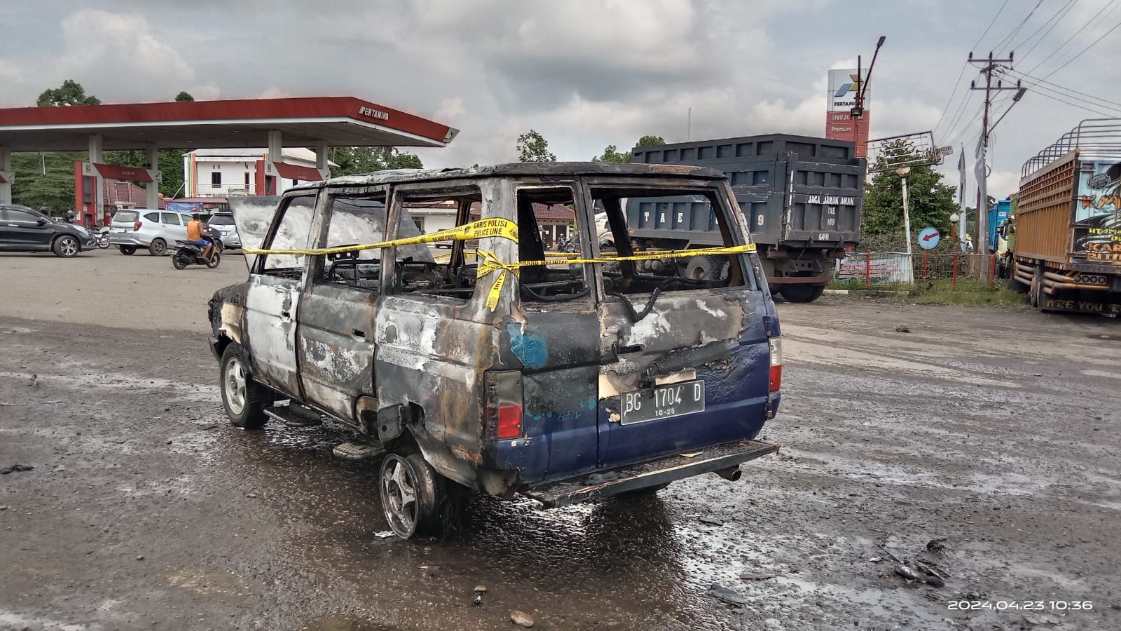 Mobil Kijang Super Terbakar di SPBU Muara Enim, Damkar Dikerahkan untuk Memadamkan Api,