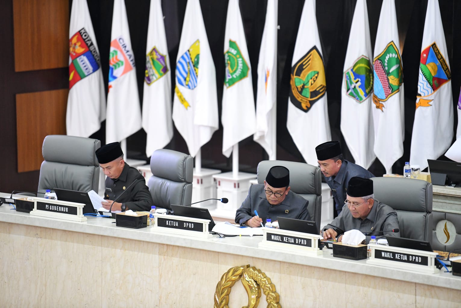 Bey Machmudin Sampaikan Pendapat terhadap Tiga Ranperda Prakarsa DPRD Jabar