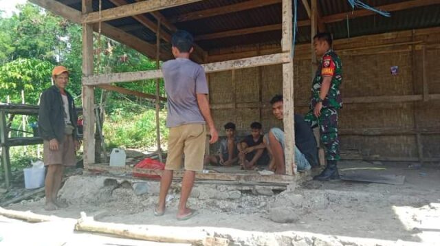 Selalu Ada Bersama Rakyat, Babinsa Ramil 04/Tabundung Bantu Renovasi Rumah Warga,