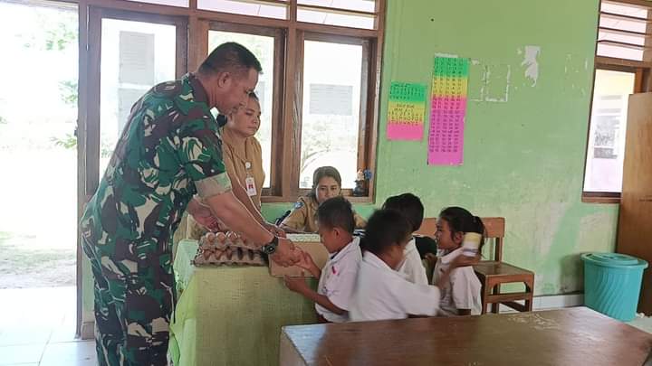 Babinsa Koramil 03/Pahunga Lodu Terus Lakukan Pemberian Makanan Tambahan Kepada Siswa SDN Larahau