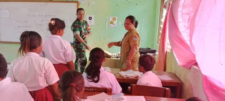 Babinsa Koramil 03/Pahunga Lodu Terus Lakukan Pemberian Makanan Tambahan Kepada Siswa SDN Larahau