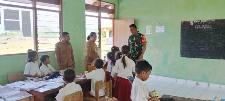 Babinsa Koramil 03/Pahunga Lodu Terus Lakukan Pemberian Makanan Tambahan Kepada Siswa SDN Larahau