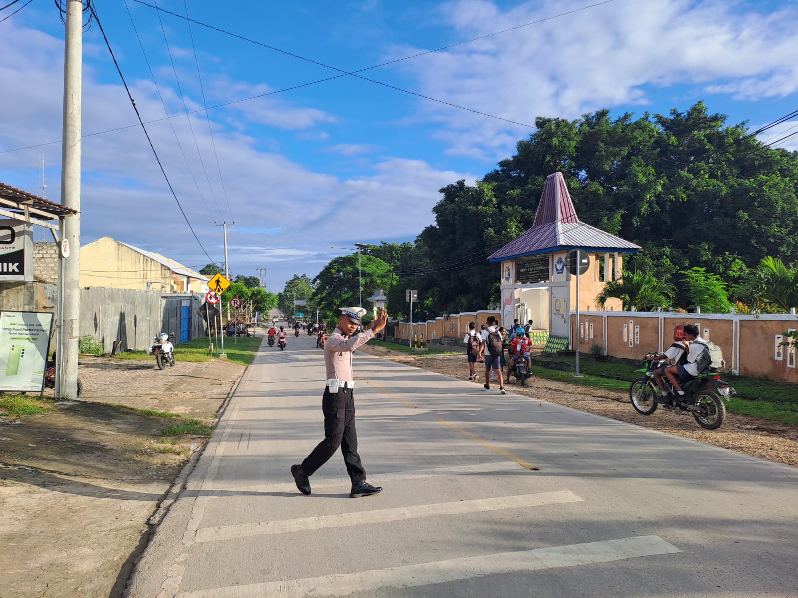 Demi Keselamatan Masyarakat Pengguna Jalan, Personil Satlantas Polres SBD Laksanakan Pengaturan Pagi Hari