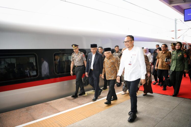 Bey Machmudin Sambut Kedatangan Wapres Ma'ruf Amin di Stasiun Padalarang