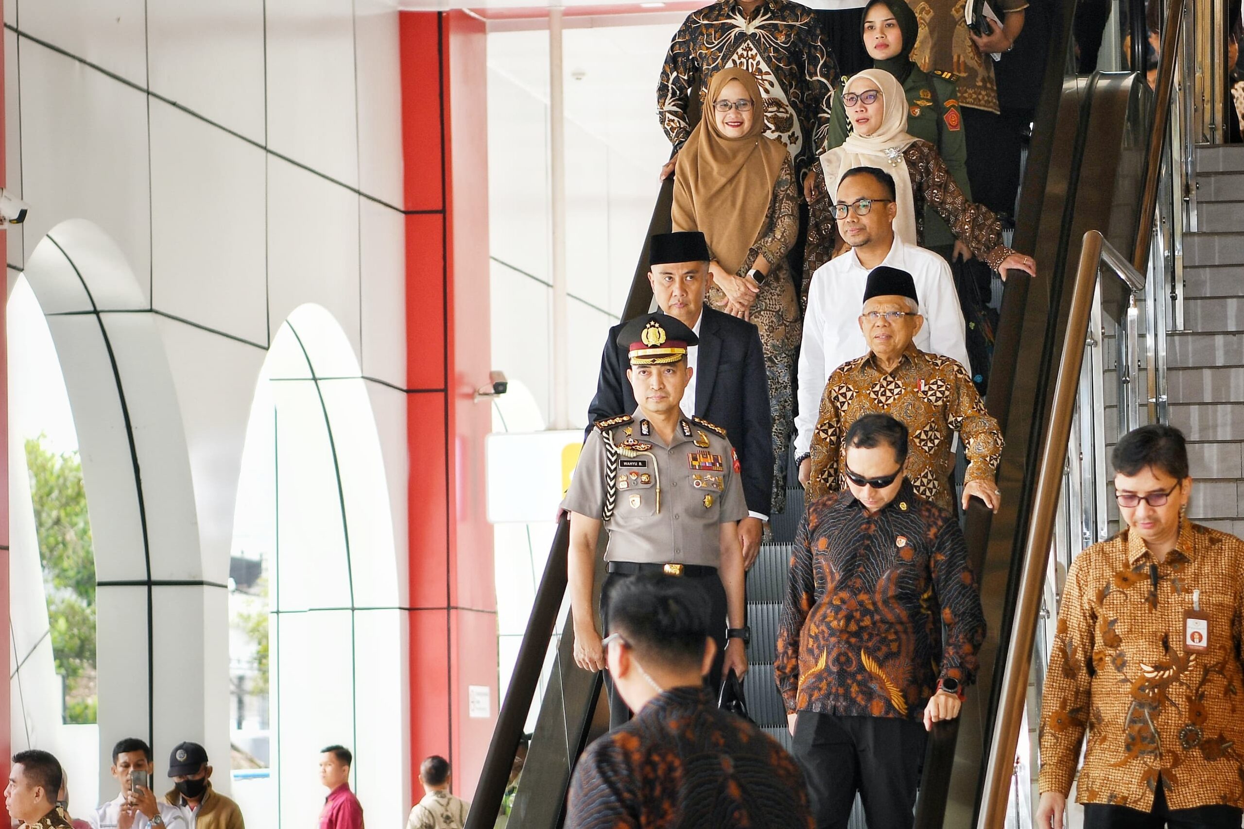 Bey Machmudin Sambut Kedatangan Wapres Ma'ruf Amin di Stasiun Padalarang 