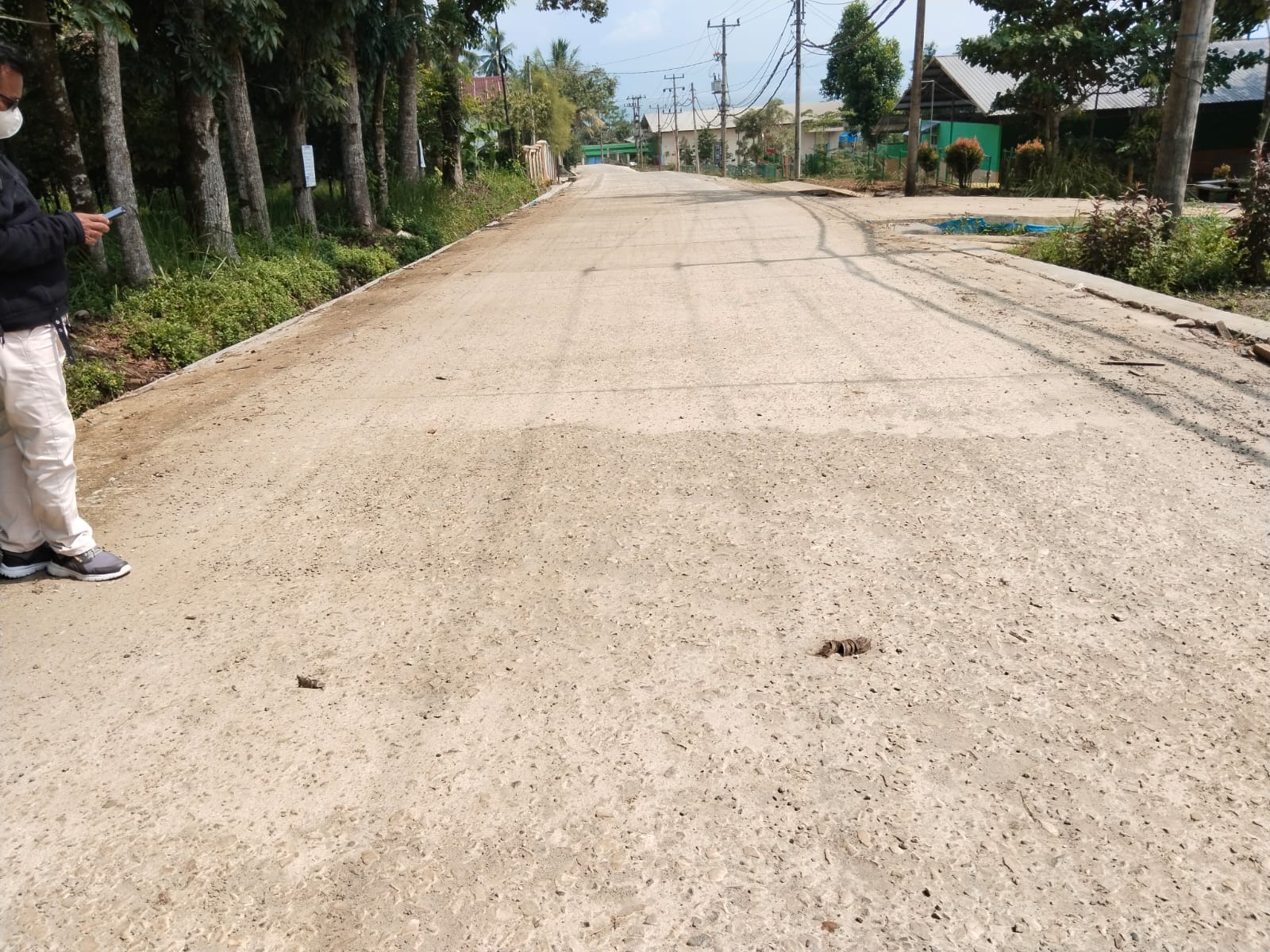 Habiskan Dana Meliyaran Rupiah, Proyek Rigid Beton Jalan Waisom Campang Tiga Rusak