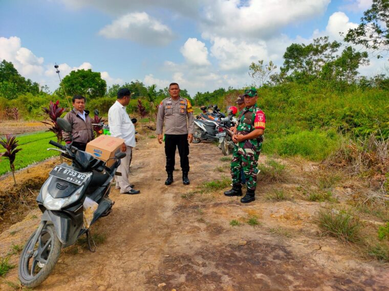 Sinergitas Bhabinkamtibmas dan Babinsa Kelurahan Sindang Sari Laksanakan Binluh Kamtibmas Sinergitas Bhabinkamtibmas dan Babinsa Kelurahan Sindang Sari Laksanakan Binluh Kamtibmas