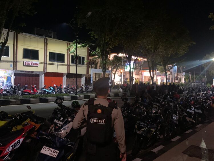 Polresta Balikpapan Berikan Pengamanan Bagi Masyarakat yang melaksanakan Nobar Tengah Malam"